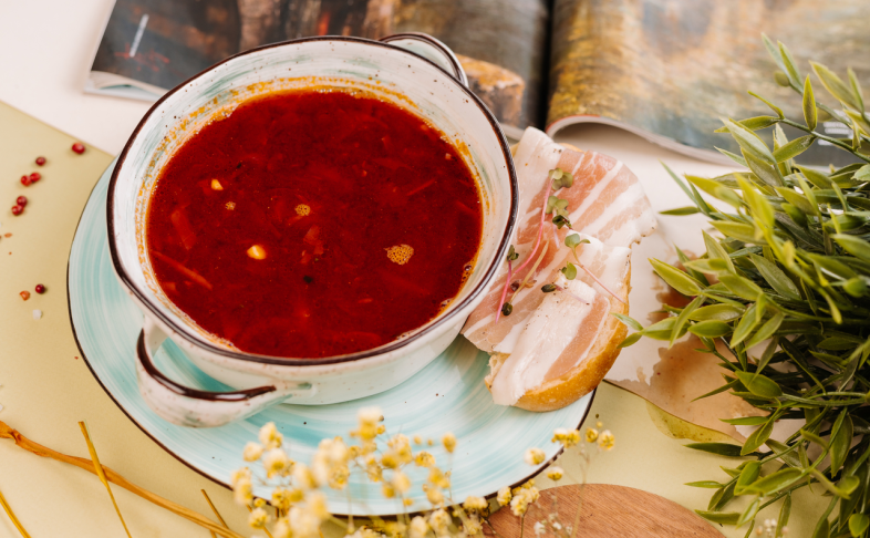 Борщ с говяжьим ребром и салом