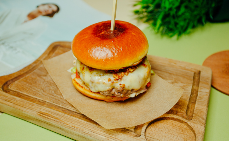Бургер ХБ с котлетой из мраморной говядины в беконе