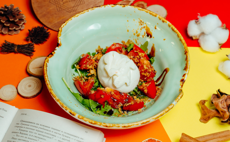 Буррата с томатами