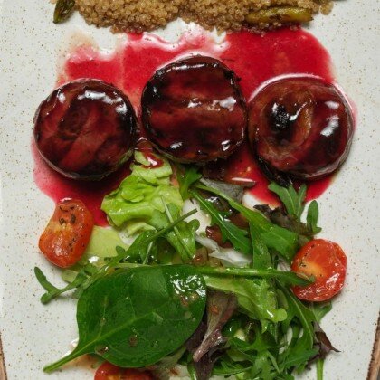 Медальоны из говядины с клюквенно-вишневым соусом