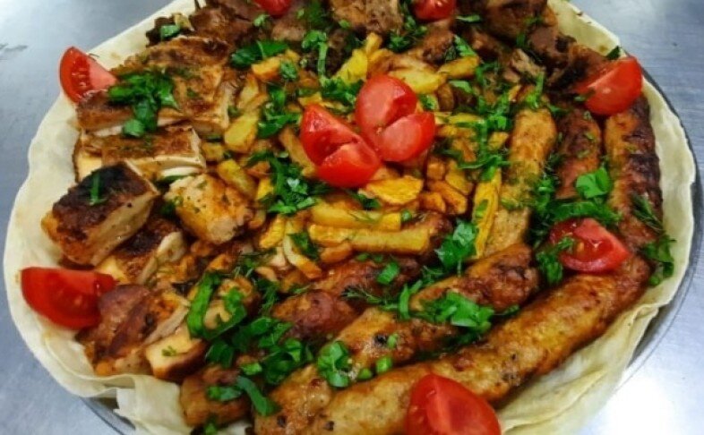 Мясной поднос ассорти с жареным картофелем