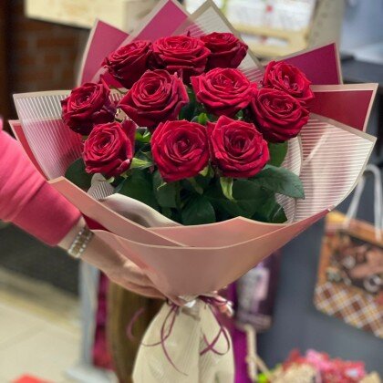 Букет бордовых роз 11