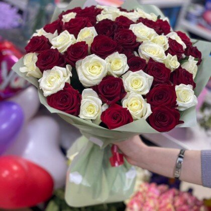 Букет белых и красных роз 51