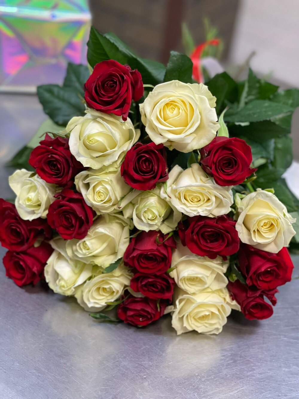 Букет белых и красных роз 25