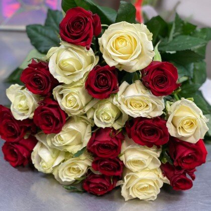 Букет белых и красных роз 25