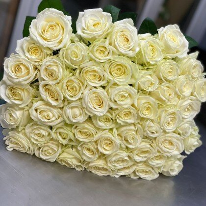 Букет белых роз 51