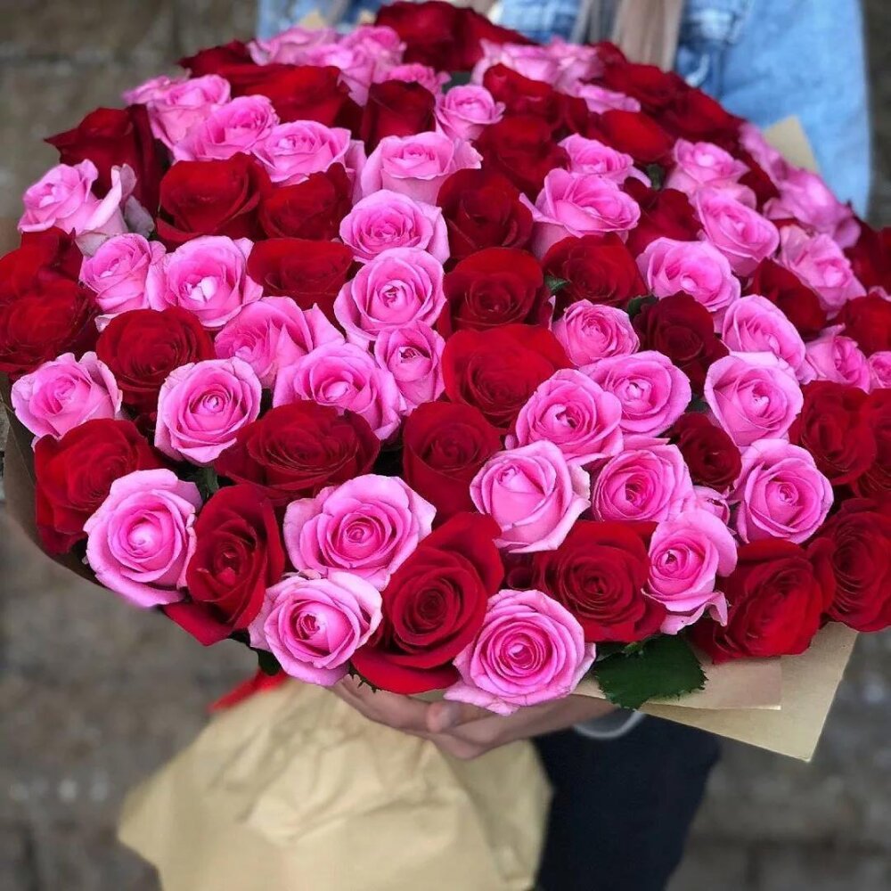 Букет красных и розовых роз 101