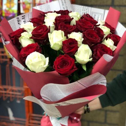 Букет белых и красных роз 31