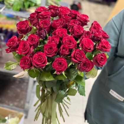 Букет бордовых роз 35