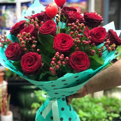 Бордовые розы с гиперикумом 15