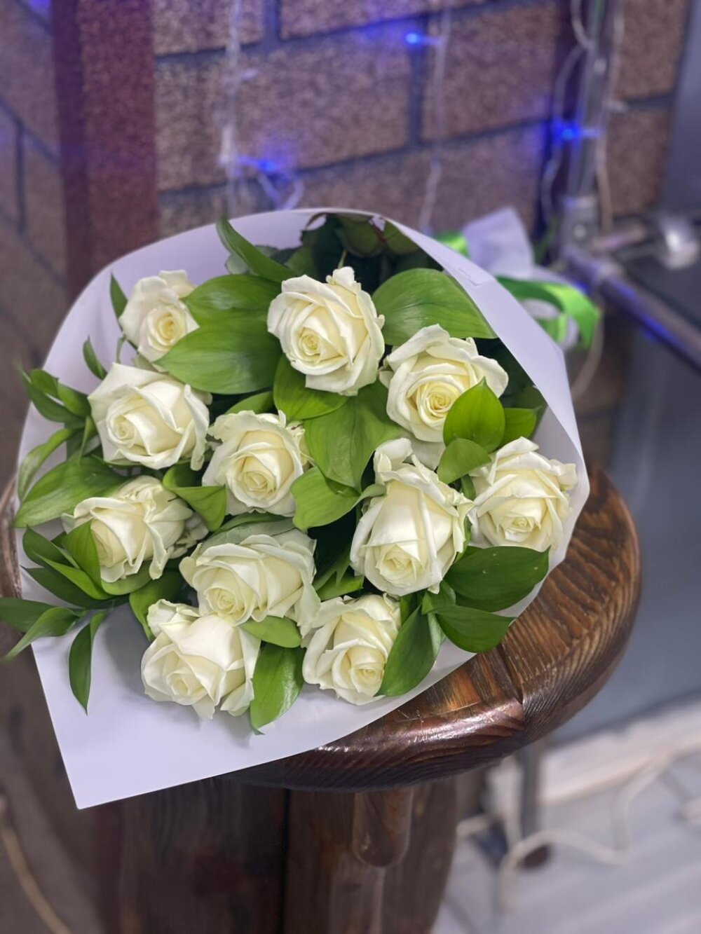 Букет белых роз с рускусом