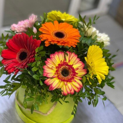 Шляпная коробка с герберой 7