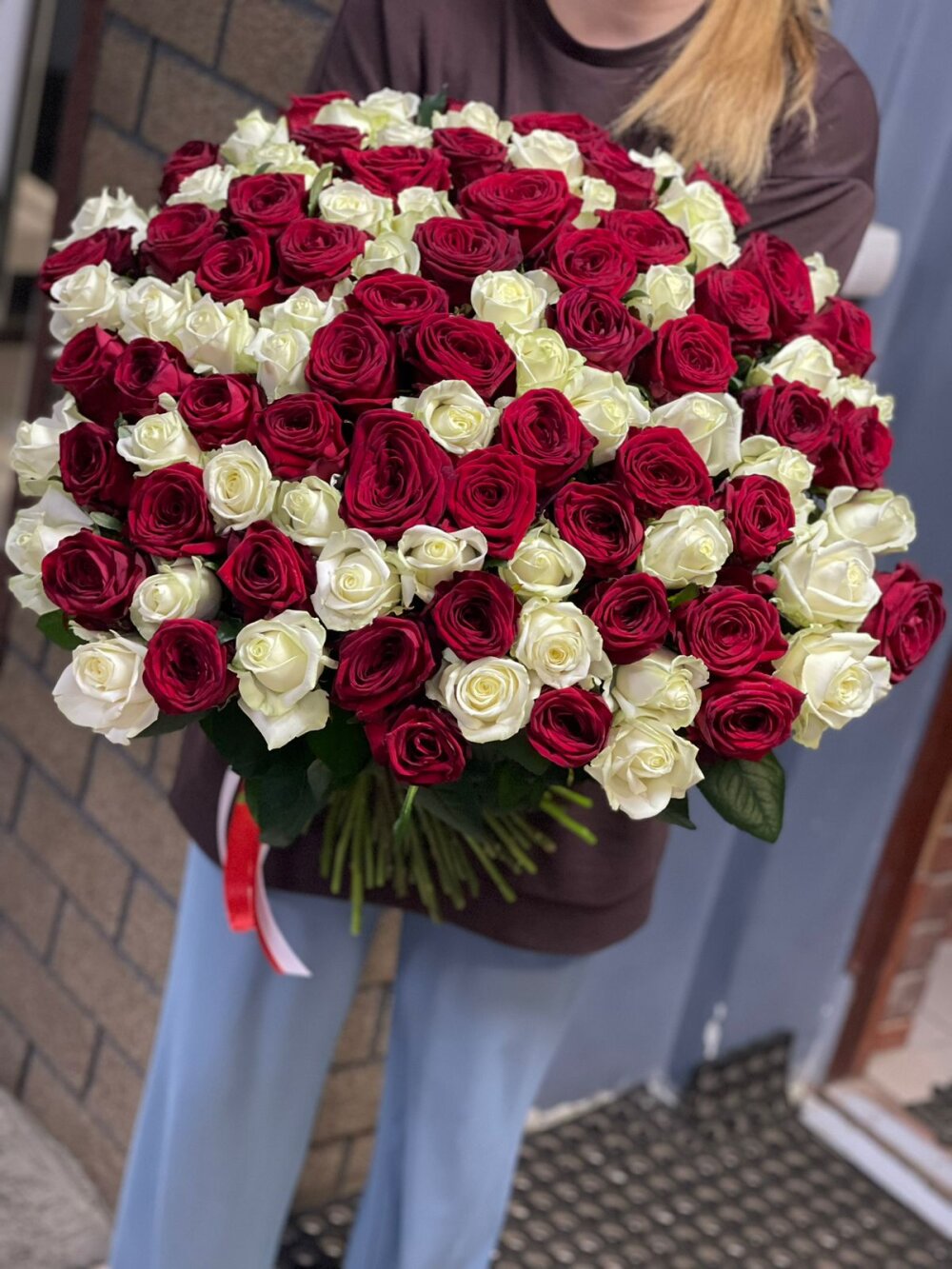 Букет белых и красных роз 101