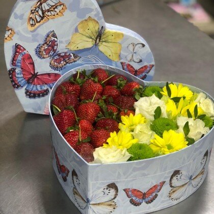 Композиция сердцем с хризантемой