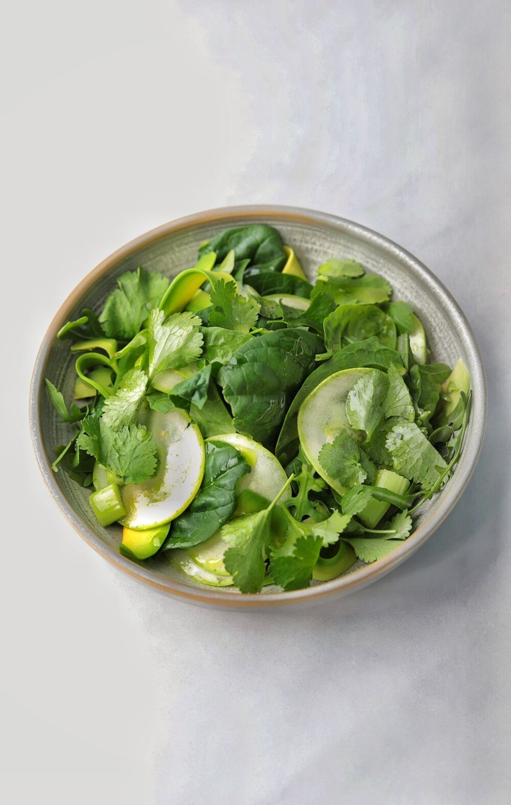 Зеленый салат с цуккини и авокадо