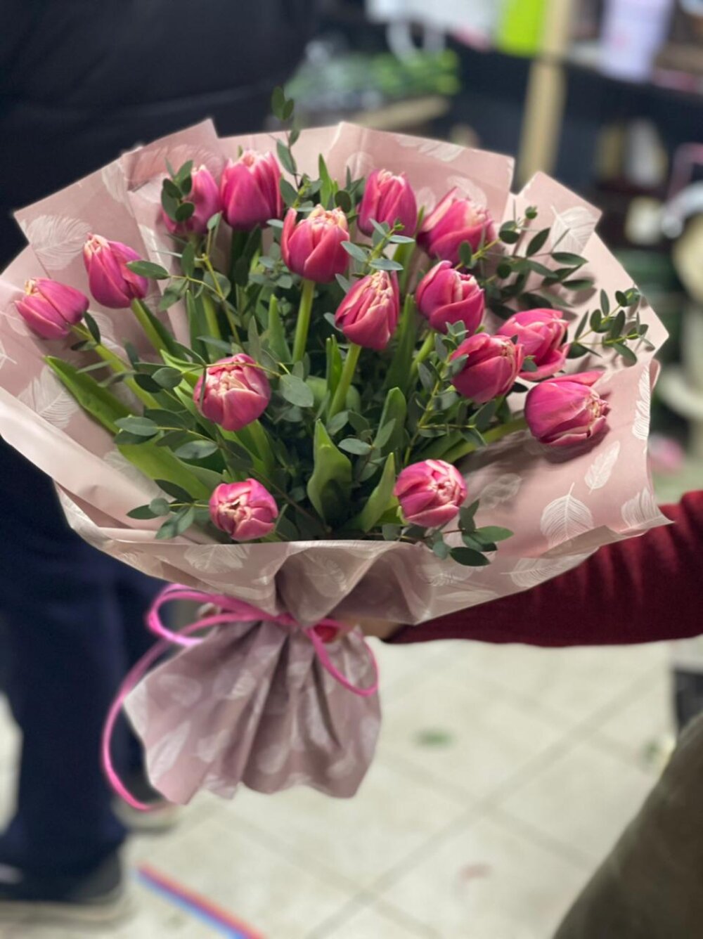 Букет пионовидных тюльпанов с эвкалиптом 15