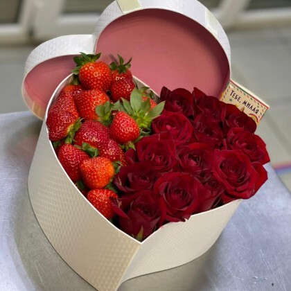 Композиция сердце с клубникой