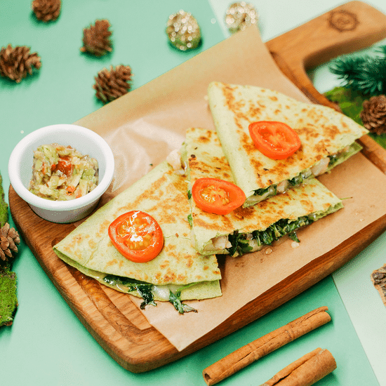 Кесадилья с креветками и рукколой