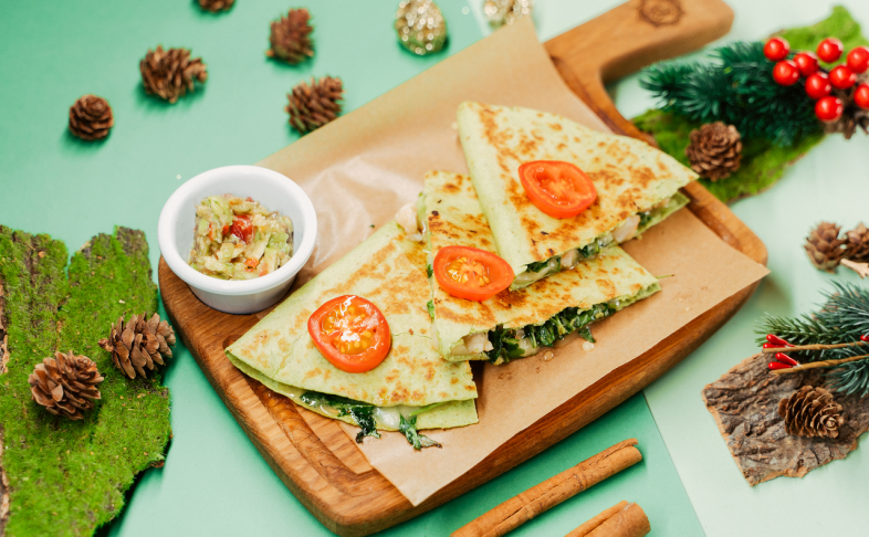 Кесадилья с креветками и рукколой