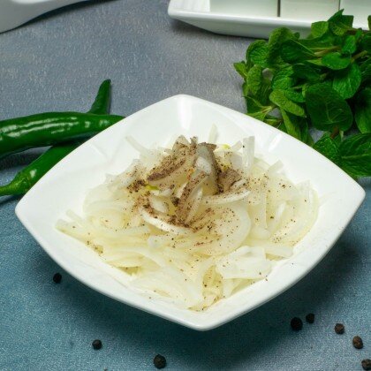 Лук с черным перцем