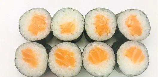 МАКИ РОЛЛ С ЛОСОСЕМ