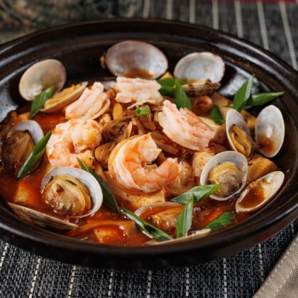 Морепродукты и тофу на сковороде