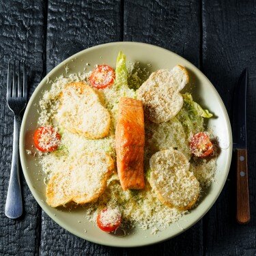 Салат «Цезарь» с лососем