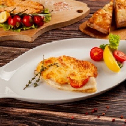 Филе Тилапии, запеченное с помидорами и сыром