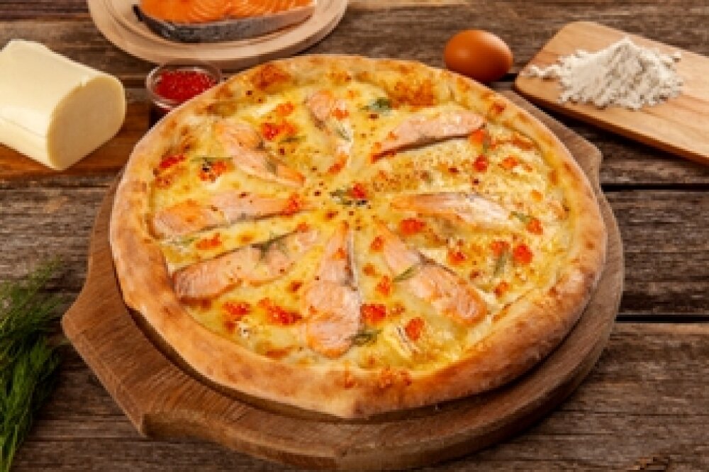 Пицца Царская с лососем и икрой