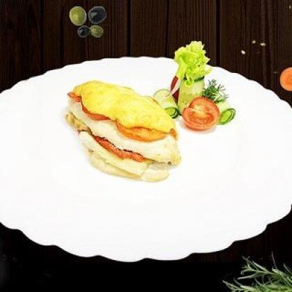 Куриная грудка, запеченная с помидорами под сырной шапочкой