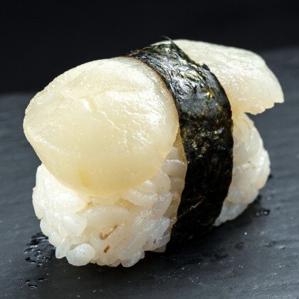 Суши-нигири с гребешком