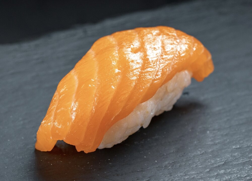 Суши-нигири с лососем