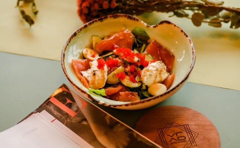 Салат со слабосоленым лососем