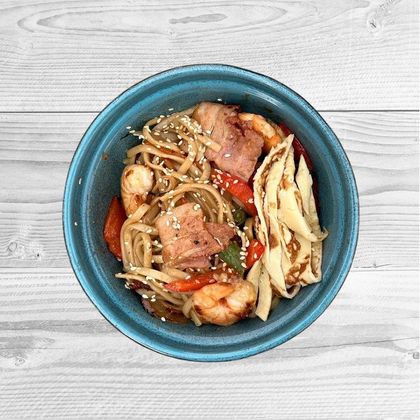 Удон с креветками и беконом