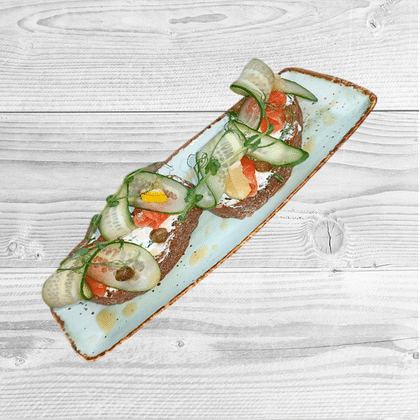 Брускетта с лососем и каперсами