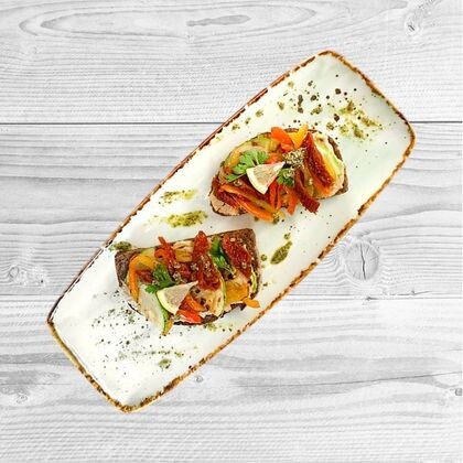 Брускетта с паштетом и  овощами гриль