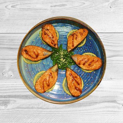 Мидии запеченные в спайси соусе