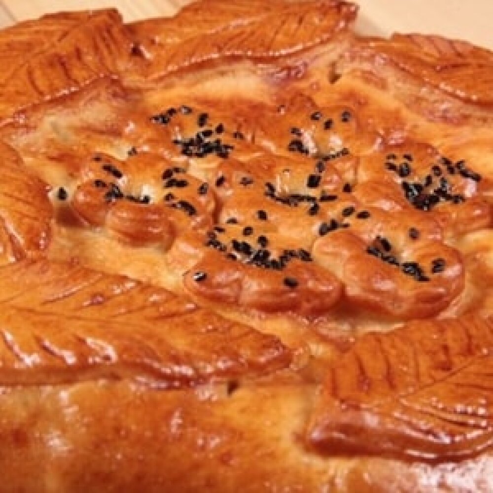 Болгарский пирог с грудкой, творожным сыром и перцем