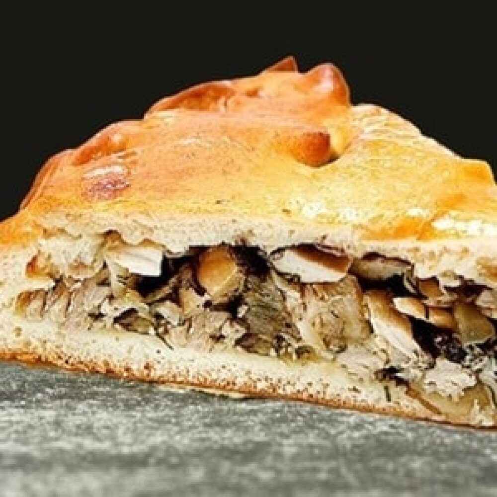 Пирог по-французски с грудкой, грибами и сыром.