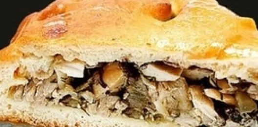 Пирог по-французски с грудкой, грибами и сыром.
