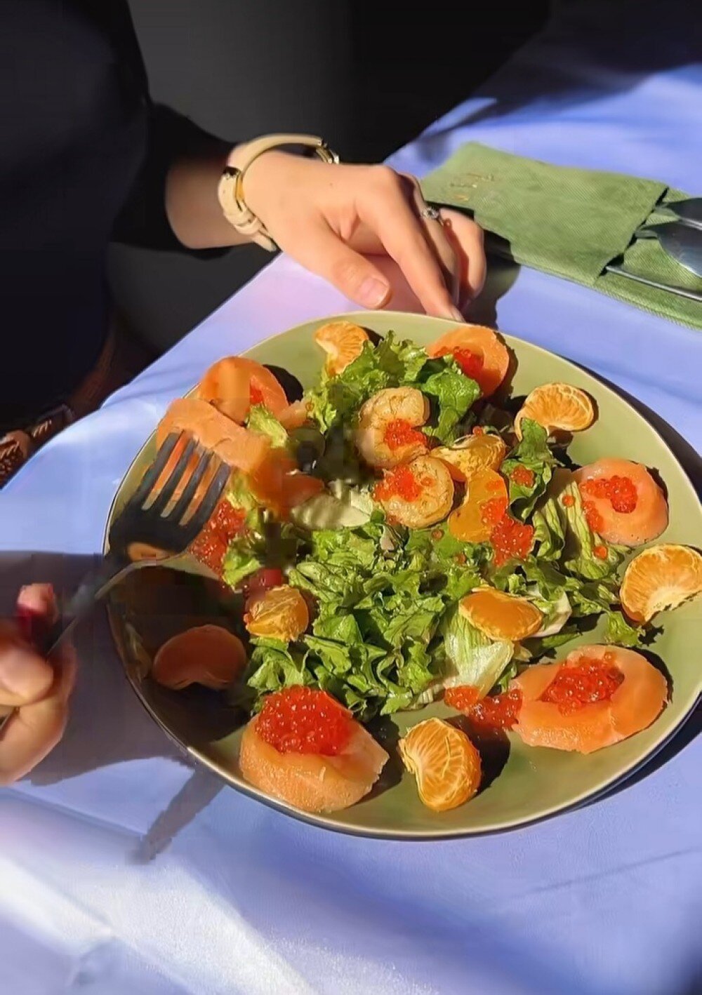 Салат с морепродуктами и мандарином
