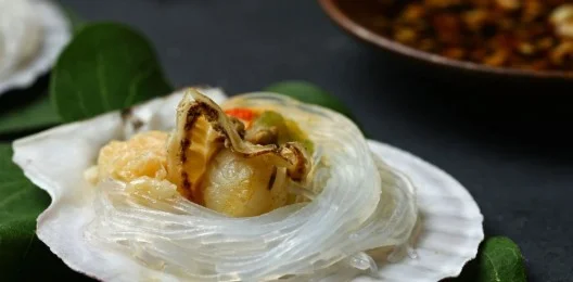 Гребешок с фунчозой и устричным соусом