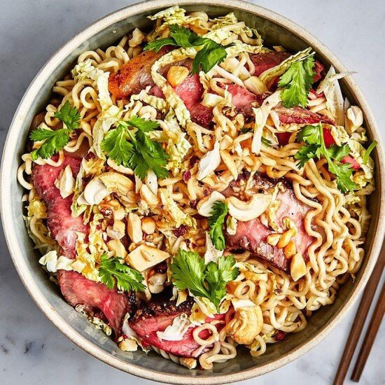 Жаренная яичная лапша в соусе чёрный перец с креветками