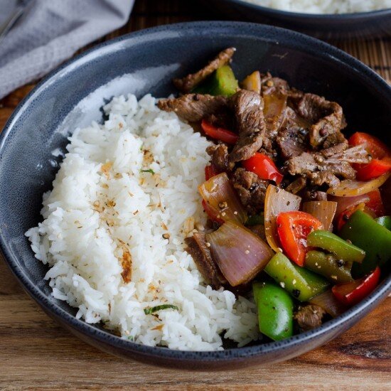 Курица в черном перце и рис