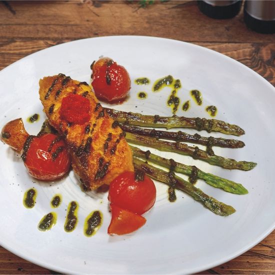 Стейк из семги, обжареный с зеленой спаржей
