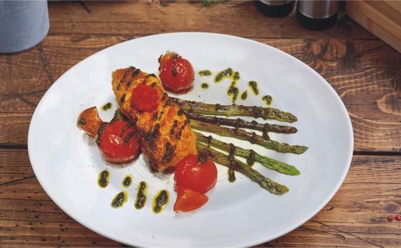 Стейк из семги, обжареный с зеленой спаржей