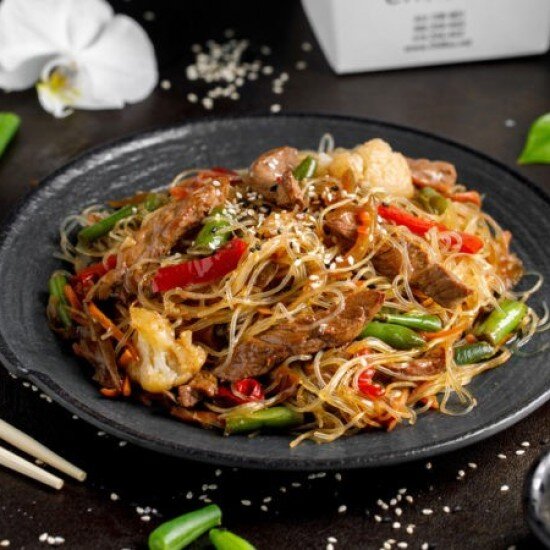 Жаренная фунчоза с курицей в соусе Вок