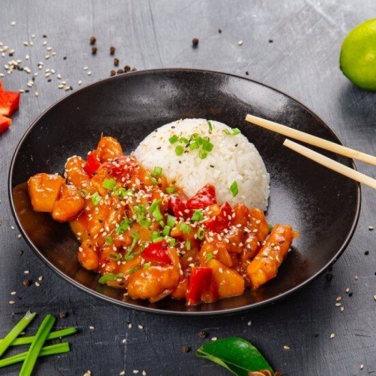 Курица в кисло-сладком соусе и рис