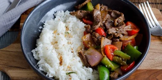 Говядина в черном перце и рис