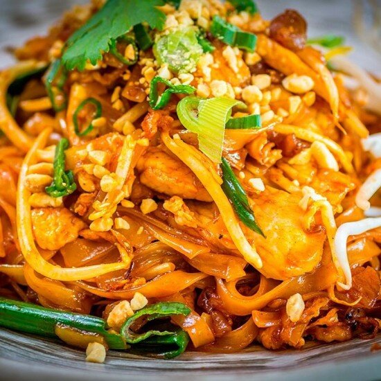Жаренная рисовая лапша с курицей в соусе Падтай